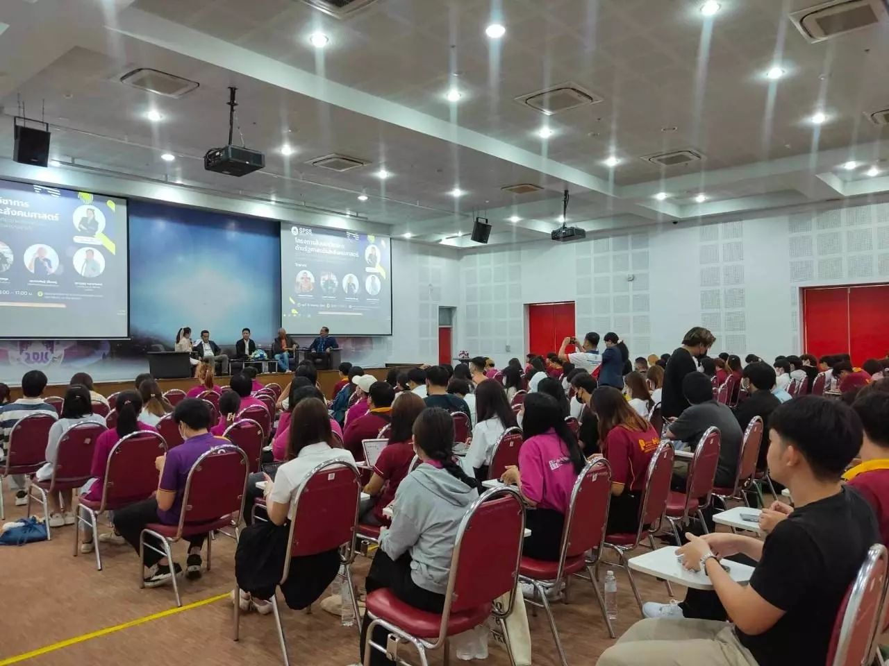 คณะรัฐศาสตร์และสังคมศาสตร์ จัดโครงการสัมมนาวิชาการด้านรัฐศาสตร์และสังคมศาสตร์ ภายใต้หัวข้อการเมืองไทยที่ไม่มีเสถียรภาส่งผลกระทบต่อการพัฒนาชุมชนท้องถิ่น