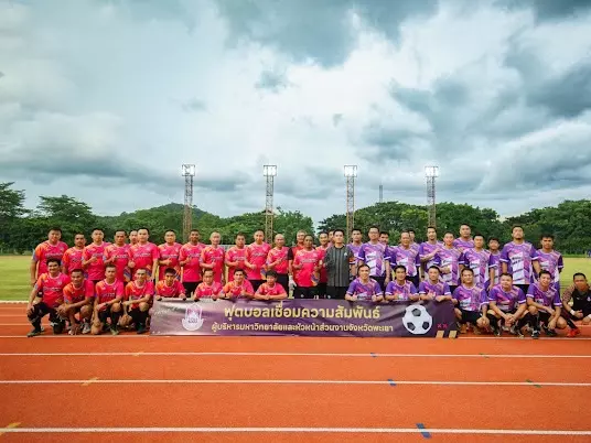 คณบดีคณะรัฐศาสตร์และสังคมศาสตร์เข้าร่วมกิจกรรมการแข่งขันฟุตบอลนัดพิเศษระหว่างทีม VIP จังหวัดพะเยาและทีมผู้บริหาร มหาวิทยาลัยพะเยา