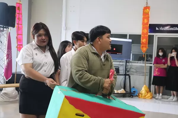 คณะรัฐศาสตร์และสังคมศาสตร์ ได้จัดโครงการต๊าช: Show & Share อัตลักษณ์รัฐ-พัฒน์ ร่วมกับโครงการพัฒนาศักยภาพผู้นำนิสิต กิจกรรมที่ 2 สุนทรียภาพและการเมือง