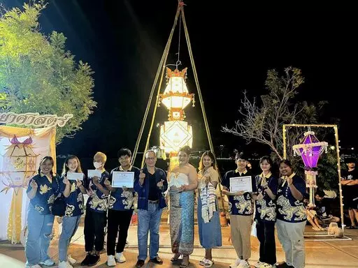 คณะรัฐศาสตร์และสังคมศาสตร์ร่วมสืบสานวัฒนธรรมประเพณีลอยกระทง ภายใต้โครงการสืบสานประเพณียี่เป็ง มหาวิทยาลัยพะเยา ประจำปี 2566