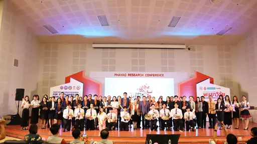 “ขอแสดงความยินดีกับคณะรัฐศาสตร์และสังคมศาสตร์ ที่คว้าโล่รางวัลระดับเหรีญทอง โครงการ 1 คณะ 1 ชุมชนนวัตกรรม ในงานพะเยาวิจัยครั้งที่ 13”