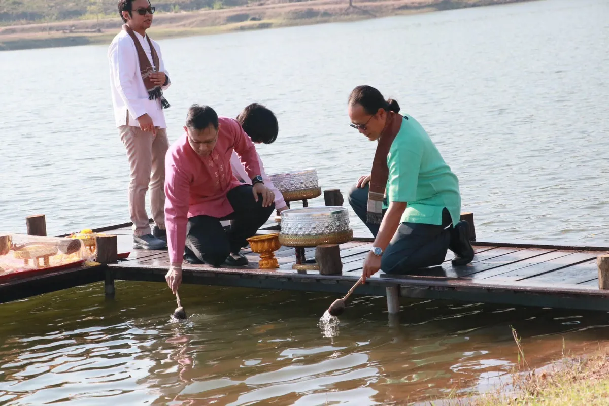 คณะรัฐศาสตร์และสังคมศาสตร์ ร่วมมือกับ คณะศิลปศาสตร์ และวิทยาลัยการศึกษา จัดพิธีสักการะพระบรมสารีริกธาตุ พิธีตักน้ำและเจริญพระพุทธมนต์น้ำสรงพระธาตุจอมทอง ประจำปี 2567