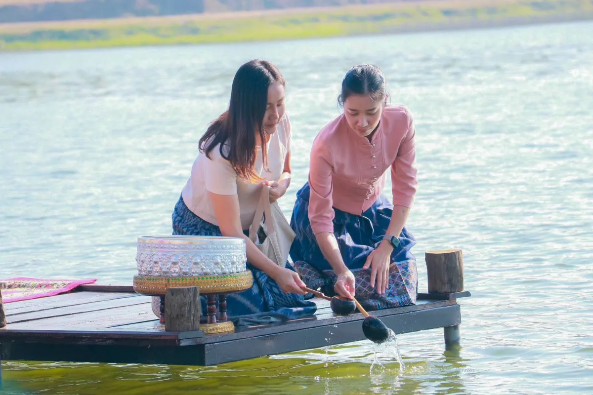 คณะรัฐศาสตร์และสังคมศาสตร์ ร่วมมือกับ คณะศิลปศาสตร์ และวิทยาลัยการศึกษา จัดพิธีสักการะพระบรมสารีริกธาตุ พิธีตักน้ำและเจริญพระพุทธมนต์น้ำสรงพระธาตุจอมทอง ประจำปี 2567