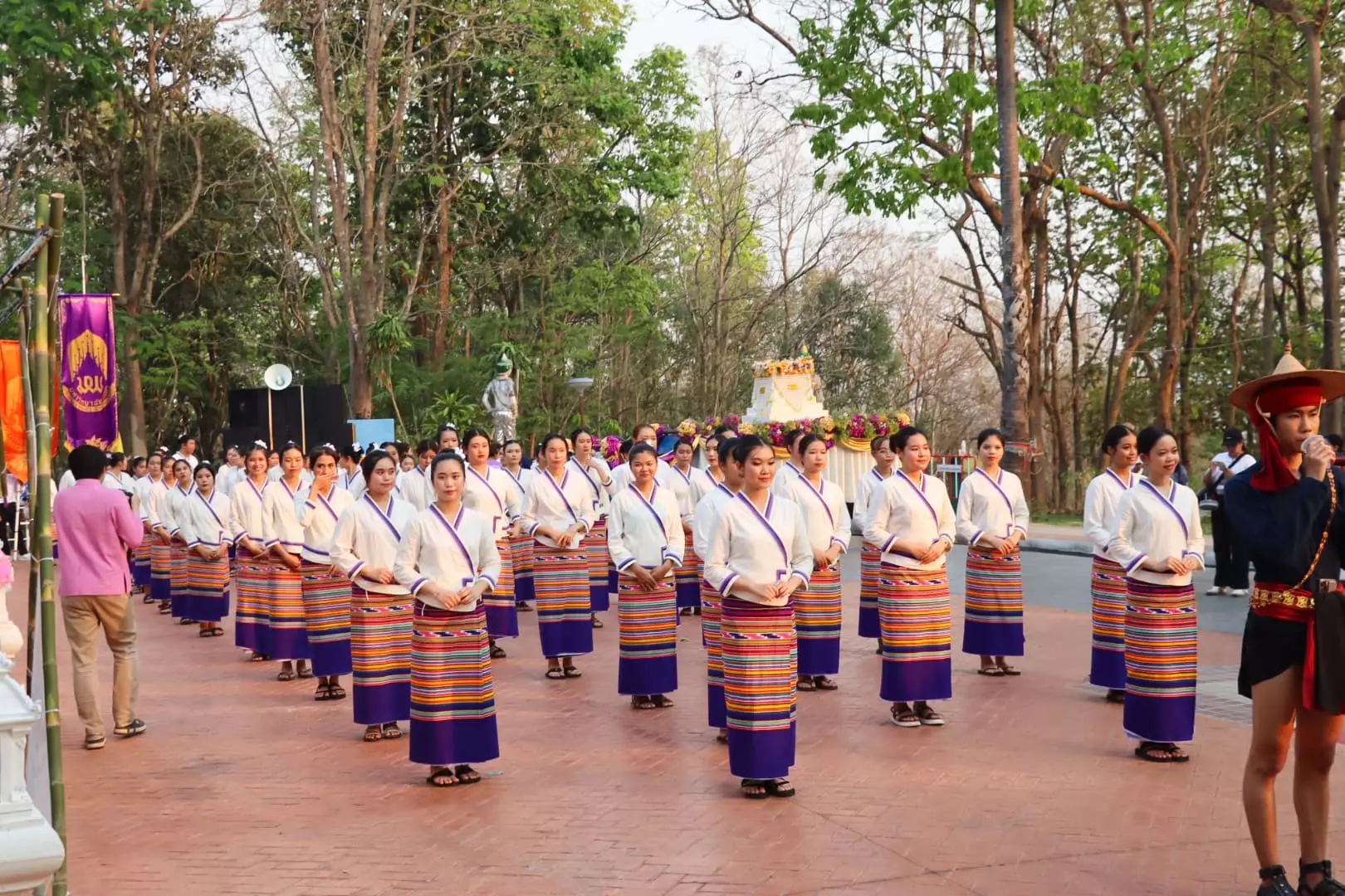 ครั้งที่ 9 สืบสานวัฒนธรรม ประเพณีแห่ผ้าห่มพระธาตุจอมทอง มหาวิทยาลัยพะเยา ประจำปี 2567