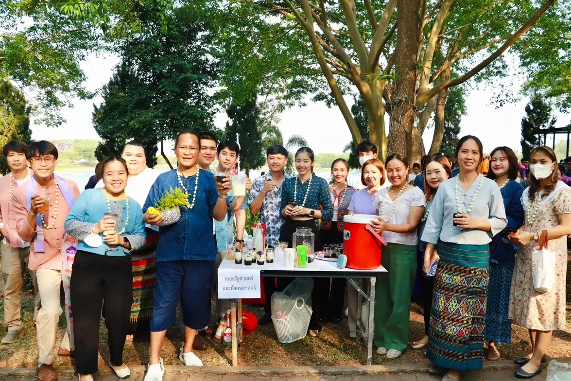 คณะรัฐศาสตร์และสังคมศาสตร์ ฮอมข้าวตอกดอกไม้ ฮอมใจกั๋นสืบสานป๋าเวณีปี๋ใหม่เมือง มหาวิทยาลัยพะเยา ประจำปี 2567