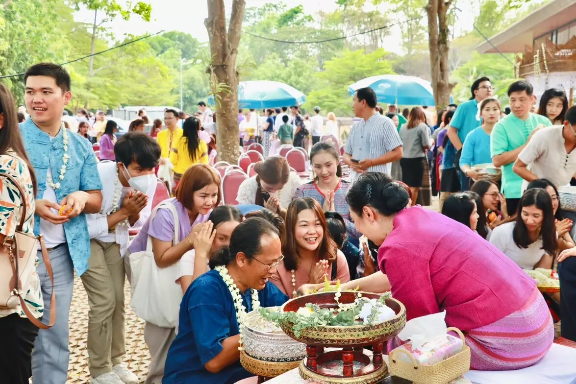คณะรัฐศาสตร์และสังคมศาสตร์ ฮอมข้าวตอกดอกไม้ ฮอมใจกั๋นสืบสานป๋าเวณีปี๋ใหม่เมือง มหาวิทยาลัยพะเยา ประจำปี 2567