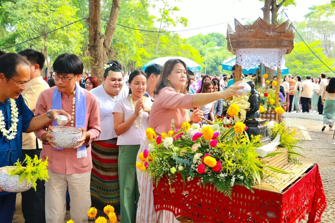 คณะรัฐศาสตร์และสังคมศาสตร์ ฮอมข้าวตอกดอกไม้ ฮอมใจกั๋นสืบสานป๋าเวณีปี๋ใหม่เมือง มหาวิทยาลัยพะเยา ประจำปี 2567