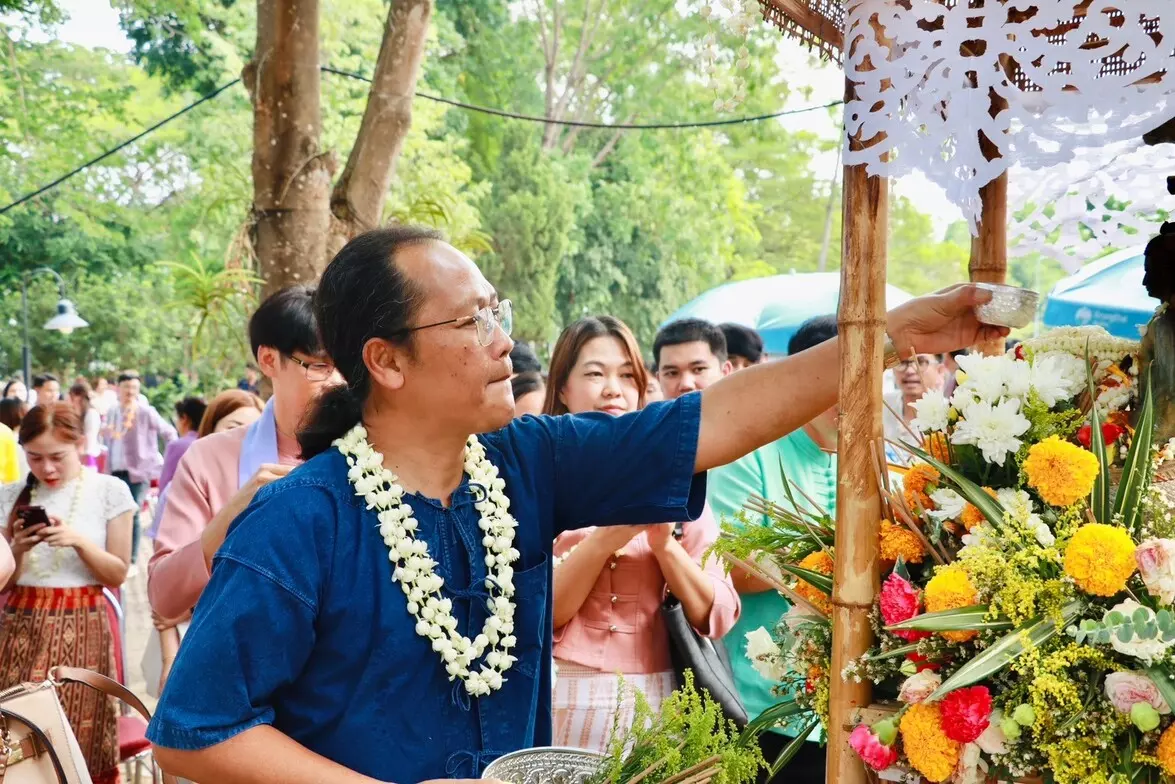 คณะรัฐศาสตร์และสังคมศาสตร์ ฮอมข้าวตอกดอกไม้ ฮอมใจกั๋นสืบสานป๋าเวณีปี๋ใหม่เมือง มหาวิทยาลัยพะเยา ประจำปี 2567