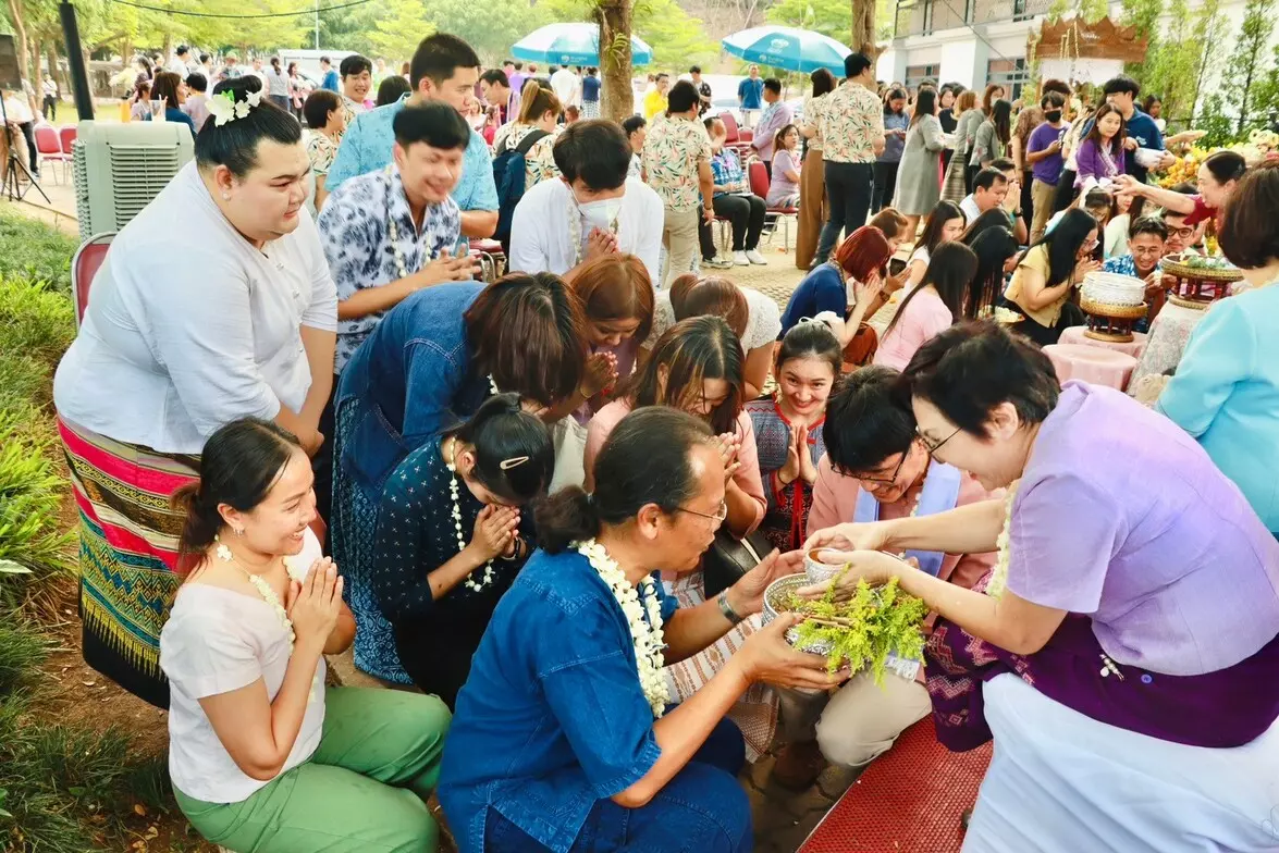 คณะรัฐศาสตร์และสังคมศาสตร์ ฮอมข้าวตอกดอกไม้ ฮอมใจกั๋นสืบสานป๋าเวณีปี๋ใหม่เมือง มหาวิทยาลัยพะเยา ประจำปี 2567