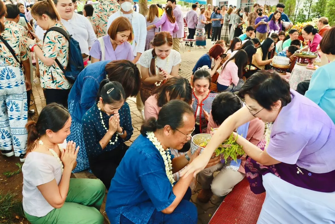 คณะรัฐศาสตร์และสังคมศาสตร์ ฮอมข้าวตอกดอกไม้ ฮอมใจกั๋นสืบสานป๋าเวณีปี๋ใหม่เมือง มหาวิทยาลัยพะเยา ประจำปี 2567