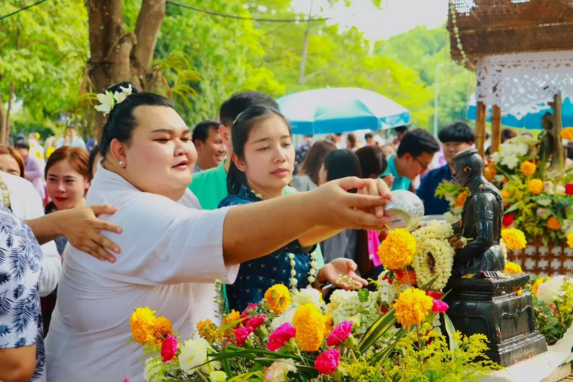 คณะรัฐศาสตร์และสังคมศาสตร์ ฮอมข้าวตอกดอกไม้ ฮอมใจกั๋นสืบสานป๋าเวณีปี๋ใหม่เมือง มหาวิทยาลัยพะเยา ประจำปี 2567