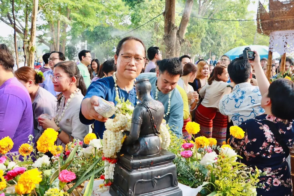 คณะรัฐศาสตร์และสังคมศาสตร์ ฮอมข้าวตอกดอกไม้ ฮอมใจกั๋นสืบสานป๋าเวณีปี๋ใหม่เมือง มหาวิทยาลัยพะเยา ประจำปี 2567