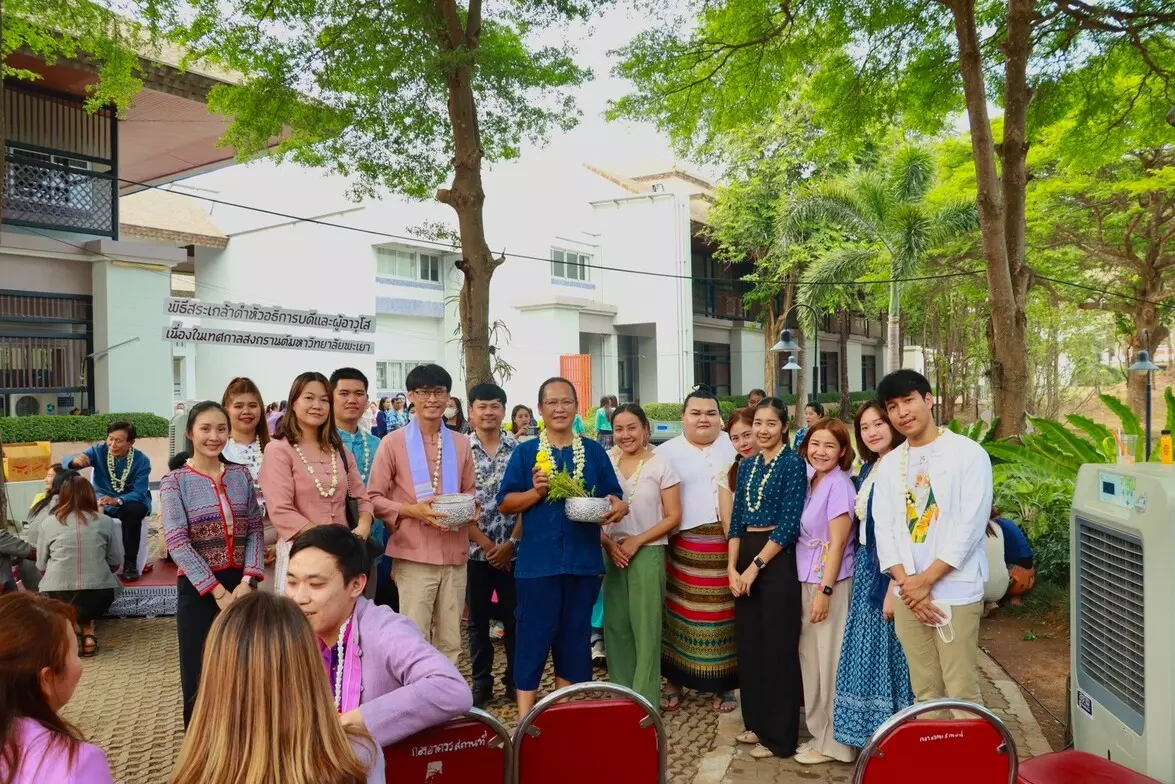 คณะรัฐศาสตร์และสังคมศาสตร์ ฮอมข้าวตอกดอกไม้ ฮอมใจกั๋นสืบสานป๋าเวณีปี๋ใหม่เมือง มหาวิทยาลัยพะเยา ประจำปี 2567