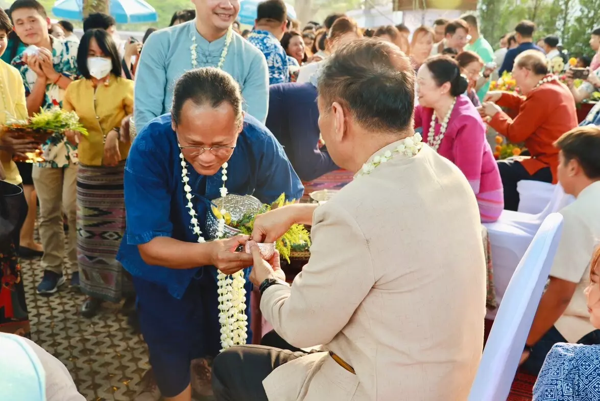 คณะรัฐศาสตร์และสังคมศาสตร์ ฮอมข้าวตอกดอกไม้ ฮอมใจกั๋นสืบสานป๋าเวณีปี๋ใหม่เมือง มหาวิทยาลัยพะเยา ประจำปี 2567