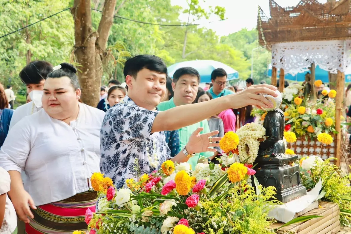 คณะรัฐศาสตร์และสังคมศาสตร์ ฮอมข้าวตอกดอกไม้ ฮอมใจกั๋นสืบสานป๋าเวณีปี๋ใหม่เมือง มหาวิทยาลัยพะเยา ประจำปี 2567