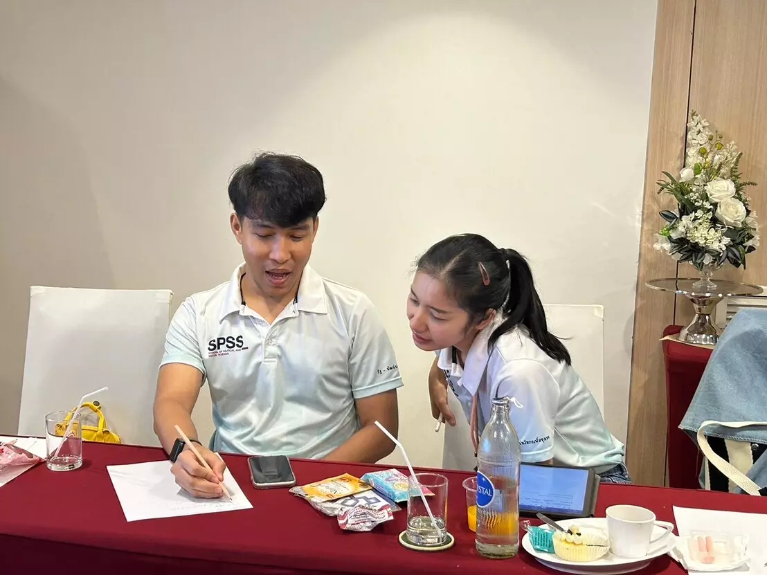 คณะรัฐศาสตร์และสังคมศาสตร์ นำทัพบุคลากรสายสนับสนุนจัดโครงการกำหนดค่านิยมวัฒนธรรมการทำงาน จัดทำแผนการพัฒนาบุคลากร การเขียนวิจัยสถาบัน R2R และการจัดทำคู่มือปฏิบัติงาน ณ จังหวัดจันทบุรี