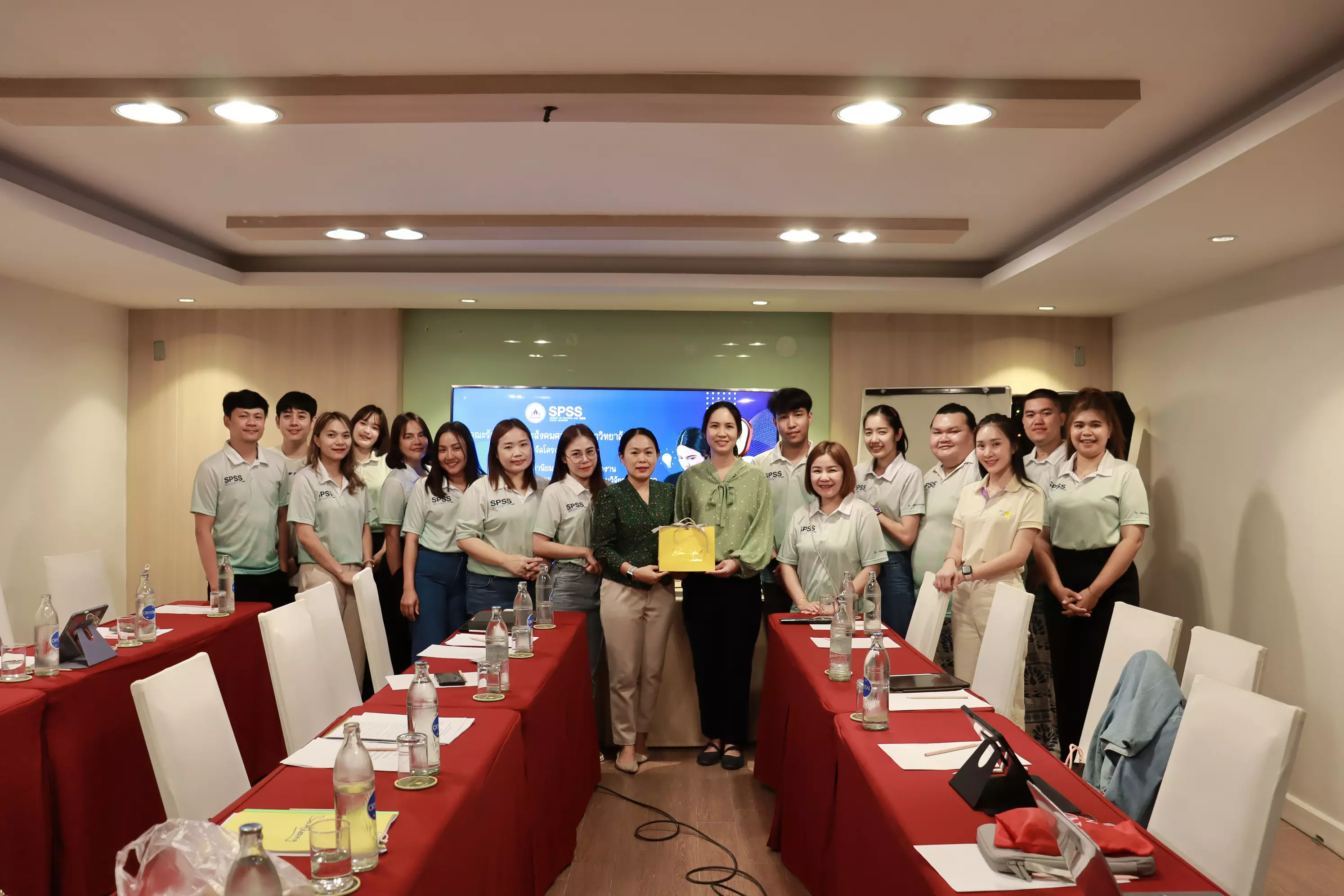 คณะรัฐศาสตร์และสังคมศาสตร์ นำทัพบุคลากรสายสนับสนุนจัดโครงการกำหนดค่านิยมวัฒนธรรมการทำงาน จัดทำแผนการพัฒนาบุคลากร การเขียนวิจัยสถาบัน R2R และการจัดทำคู่มือปฏิบัติงาน ณ จังหวัดจันทบุรี