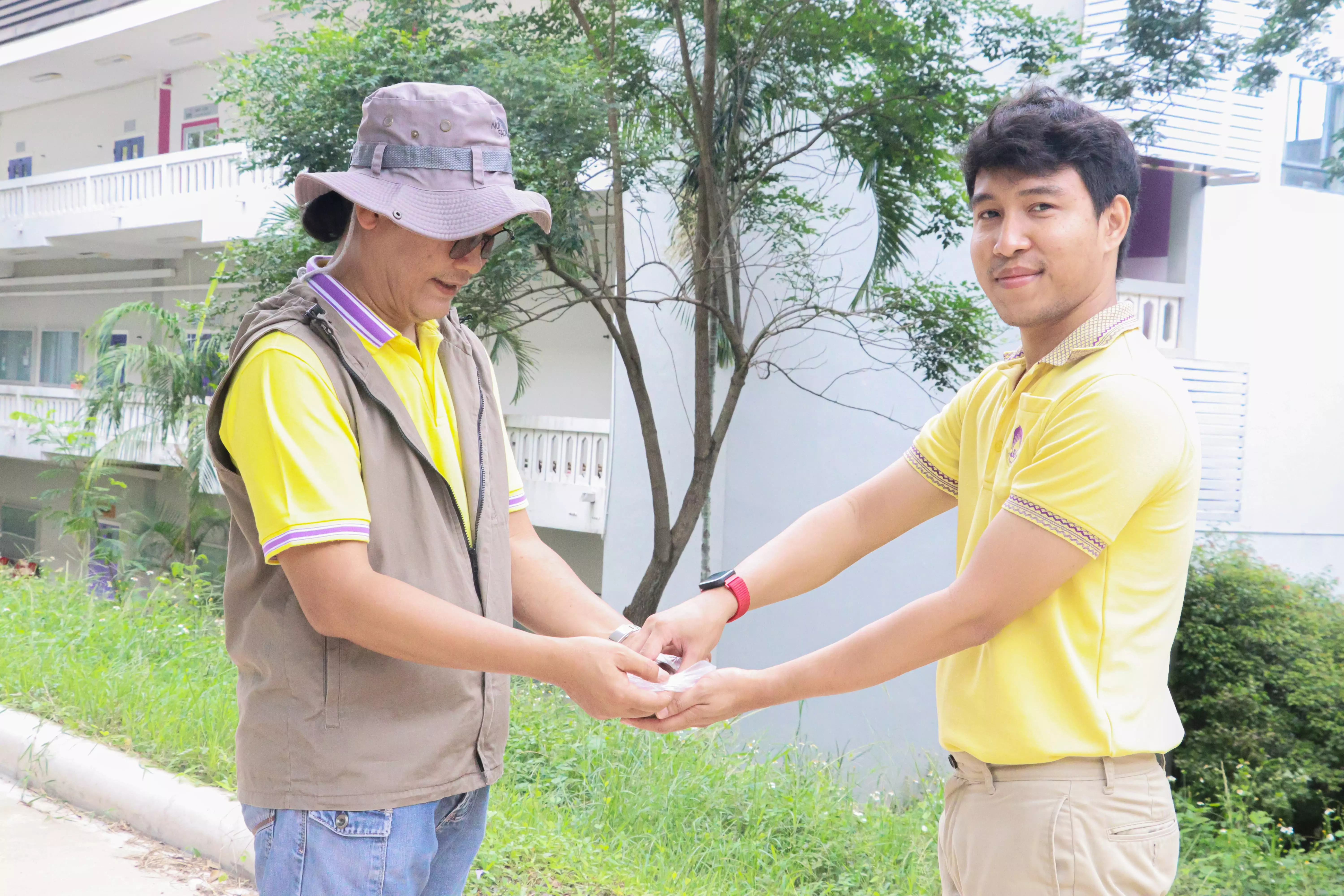 ณะรัฐศาสตร์และสังคมศาสตร์ ร่วมกิจกรรมจิตอาสาเพื่อเฉลิมพระเกียรติพระบาทสมเด็จพระเจ้าอยู่หัว เนื่องในโอกาสมหามงคลเฉลิมพระชมพรรษา 6 รอบ 72 พรรษา