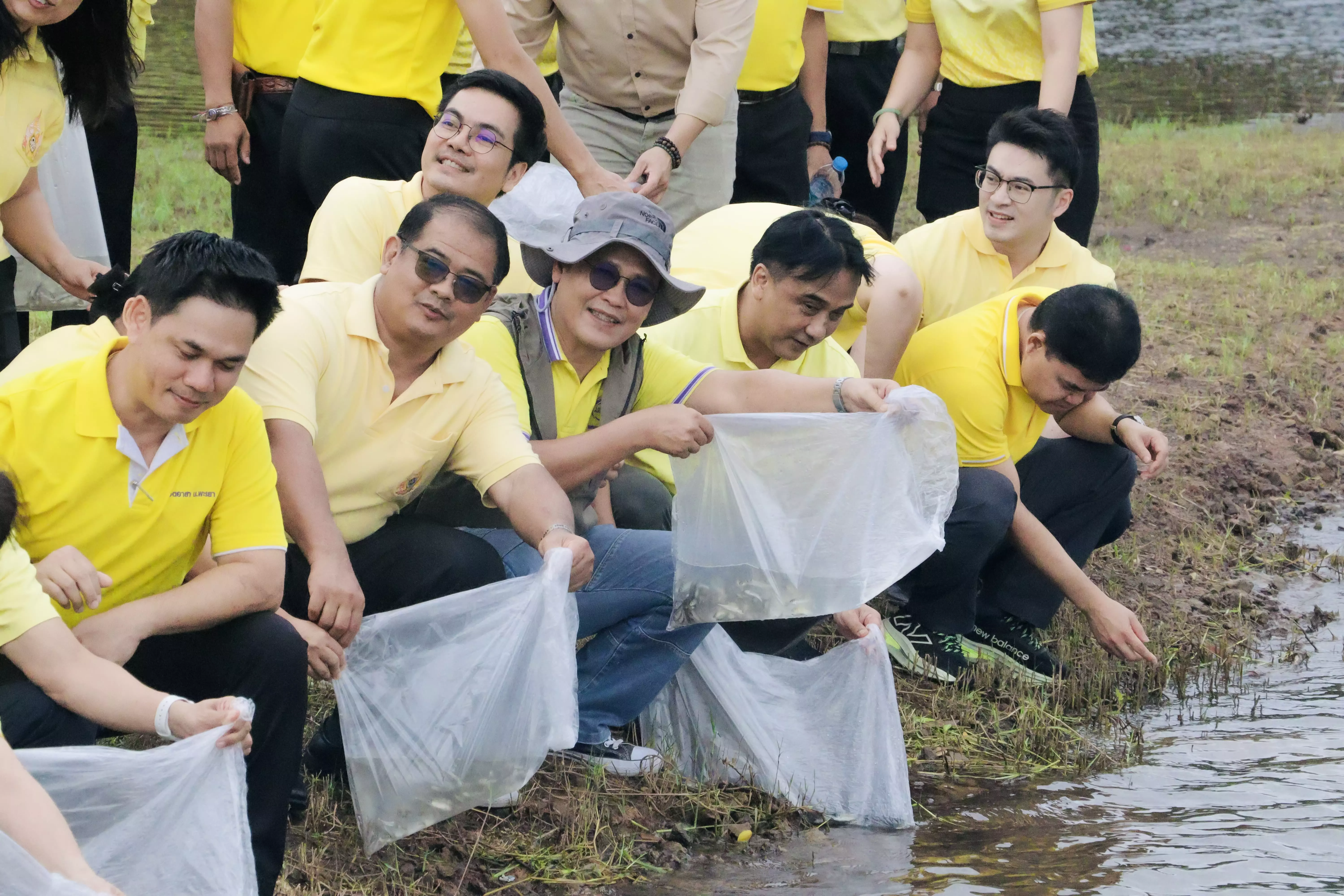 ณะรัฐศาสตร์และสังคมศาสตร์ ร่วมกิจกรรมจิตอาสาเพื่อเฉลิมพระเกียรติพระบาทสมเด็จพระเจ้าอยู่หัว เนื่องในโอกาสมหามงคลเฉลิมพระชมพรรษา 6 รอบ 72 พรรษา