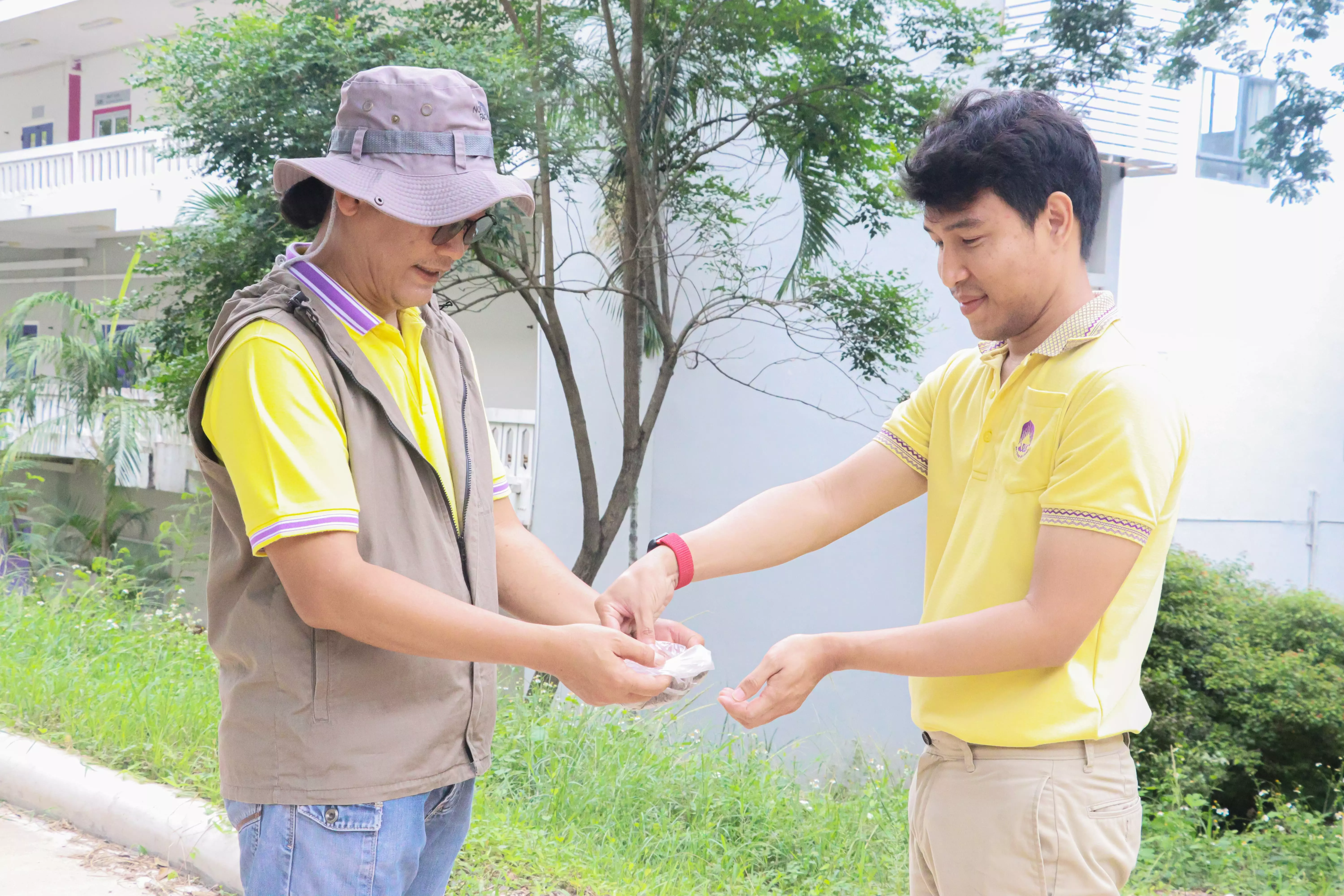 ณะรัฐศาสตร์และสังคมศาสตร์ ร่วมกิจกรรมจิตอาสาเพื่อเฉลิมพระเกียรติพระบาทสมเด็จพระเจ้าอยู่หัว เนื่องในโอกาสมหามงคลเฉลิมพระชมพรรษา 6 รอบ 72 พรรษา