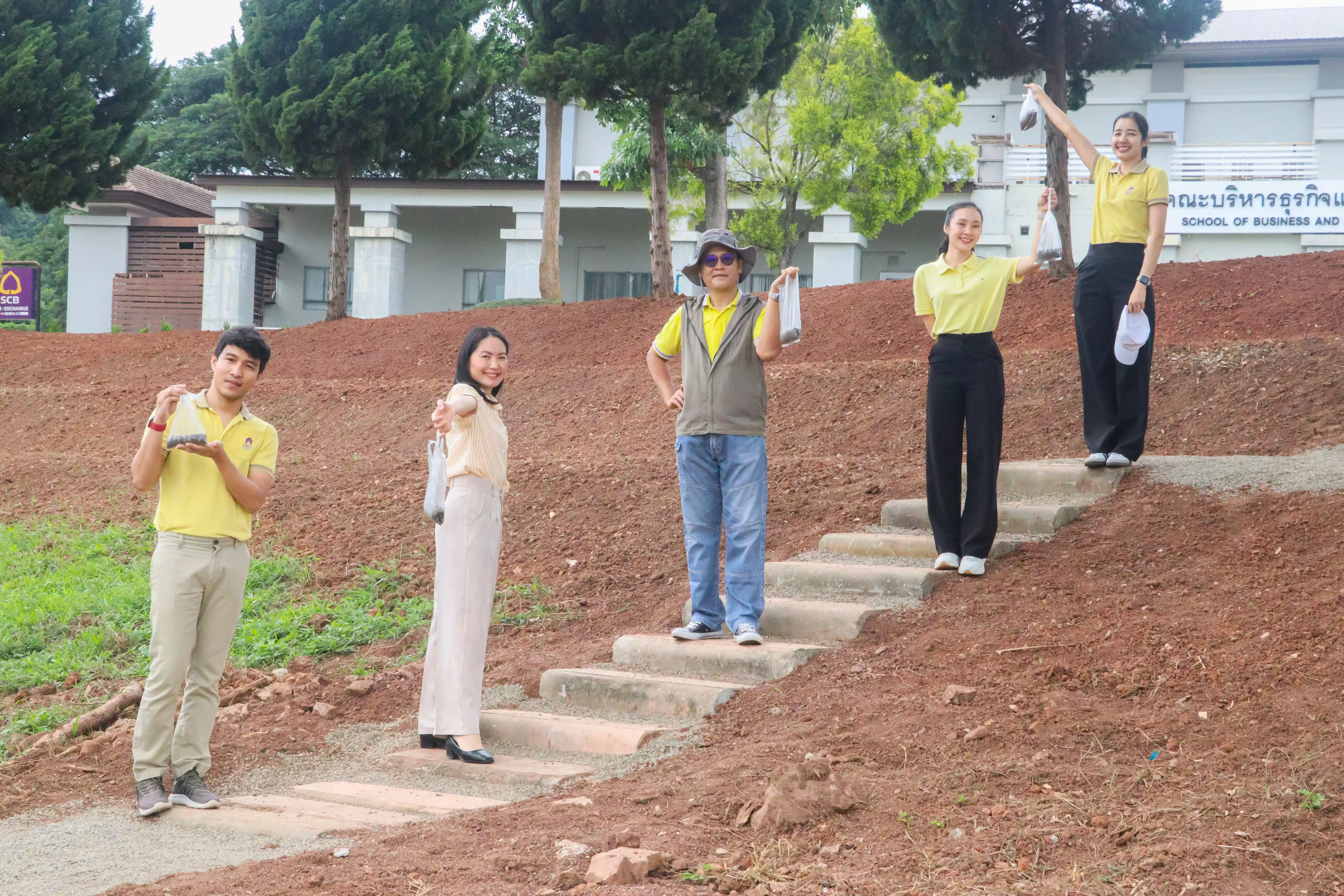 ณะรัฐศาสตร์และสังคมศาสตร์ ร่วมกิจกรรมจิตอาสาเพื่อเฉลิมพระเกียรติพระบาทสมเด็จพระเจ้าอยู่หัว เนื่องในโอกาสมหามงคลเฉลิมพระชมพรรษา 6 รอบ 72 พรรษา