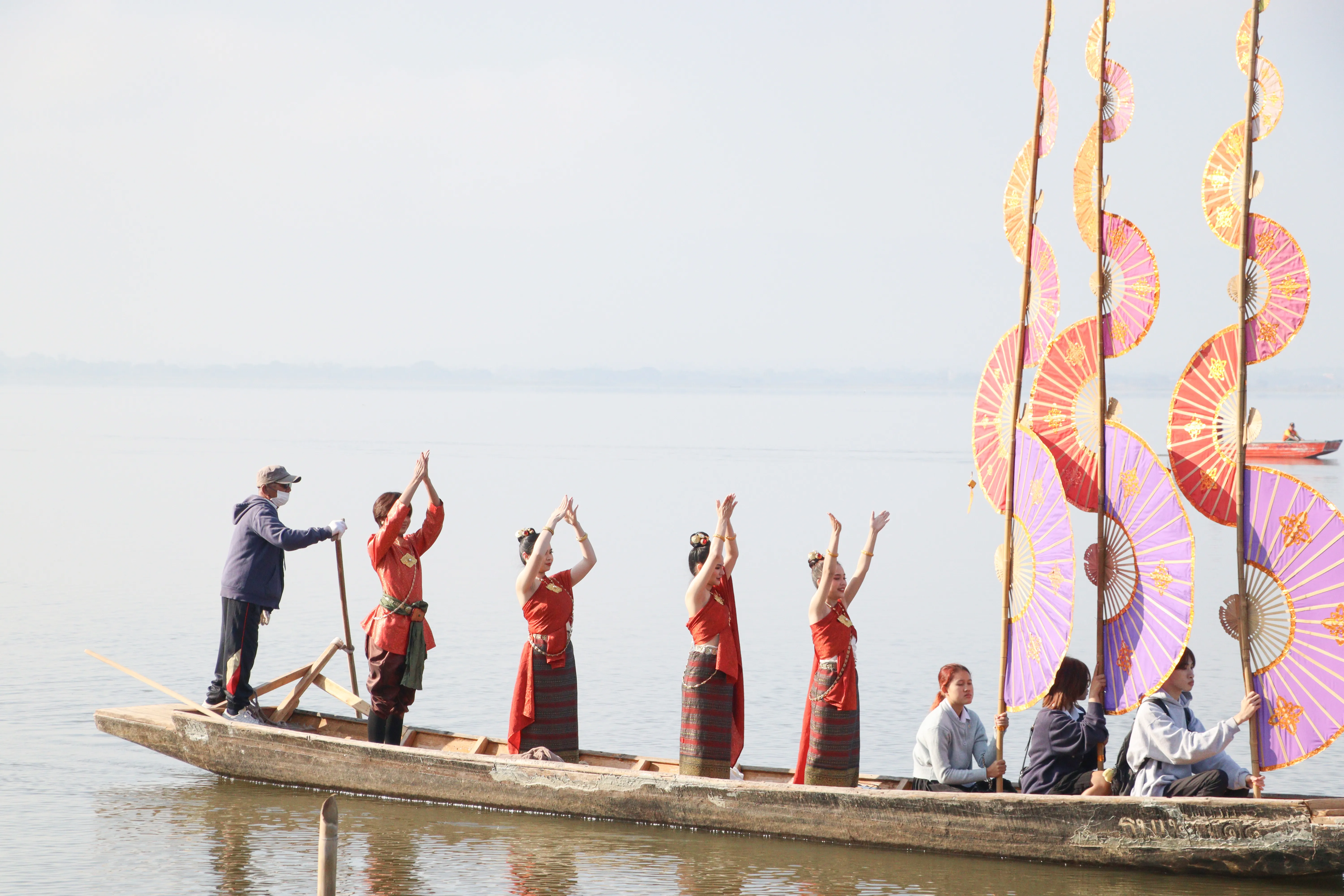 คณะรัฐศาสตร์และสังคมศาสตร์ร่วมกิจกรรม "ล่องเรือ" ตานข้าวทิพย์พระเจ้าตนหลวง ณ วัดศรีโคมคำ จังหวัดพะเยา ประจำปี 2568