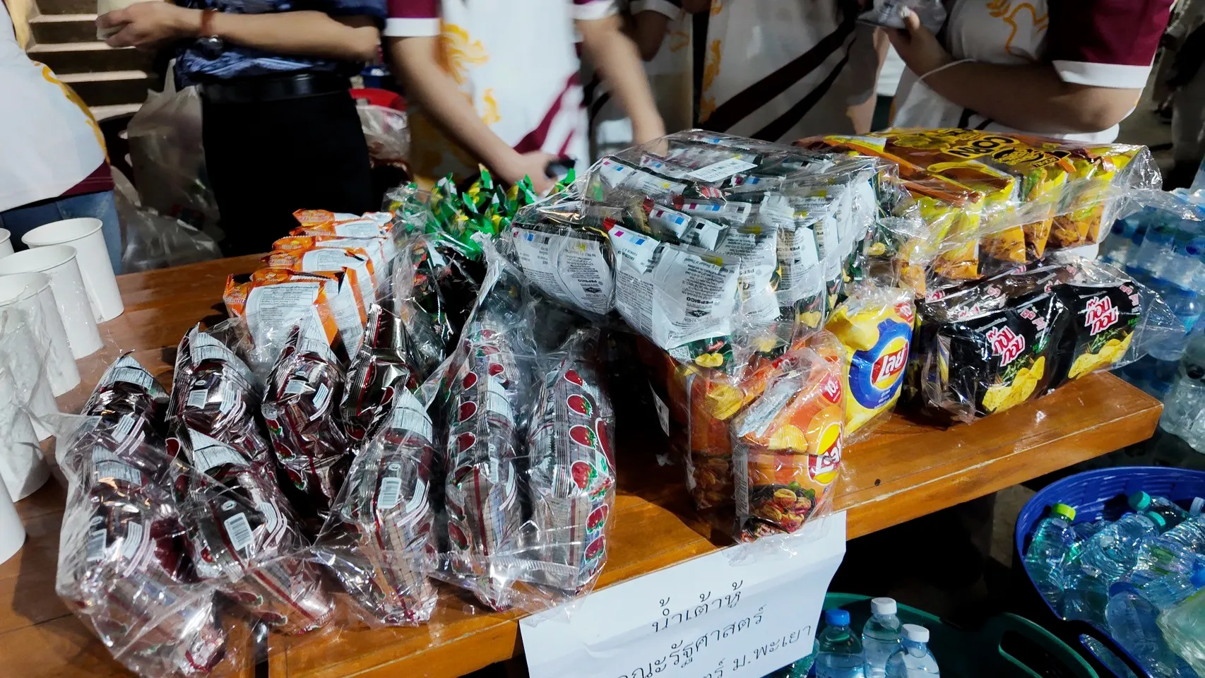 คณะรัฐศาสตร์และสังคมศาสตร์ ร่วมดำเนินกิจกรรมประเพณีตักบาตรวันเป็งปุ๊ด ประจำปี 2568