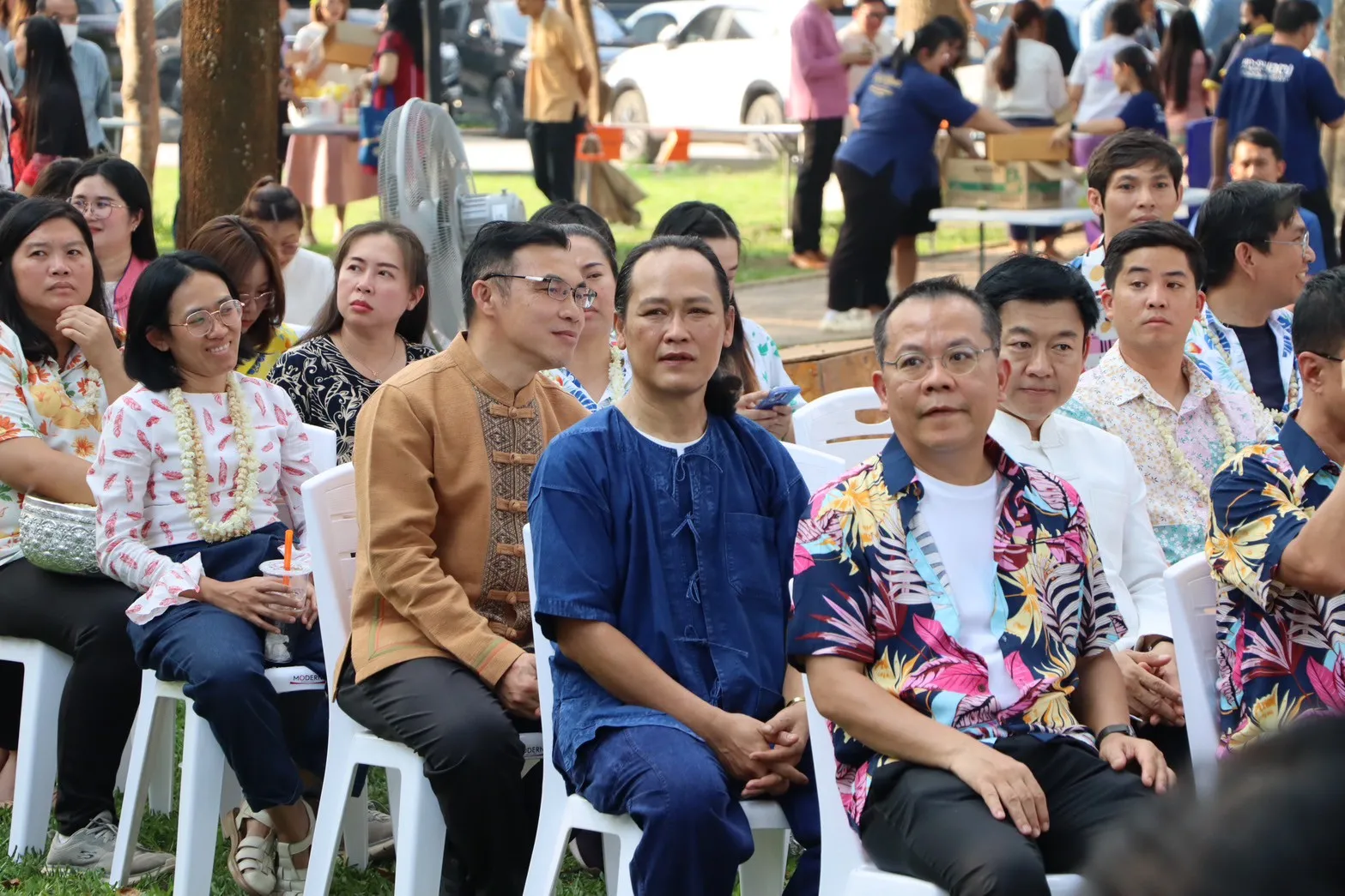 คณะรัฐศาสตร์และสังคมศาสตร์ นำเครื่องสักการะ พานข้าวตอก ดอกไม้ ธูปเทียน น้ำอบน้ำหอม สระเกล้าดำหัวอธิการบดีและผู้อาวุโส มหาวิทยาลัยพะเยา ประจำปี 2568