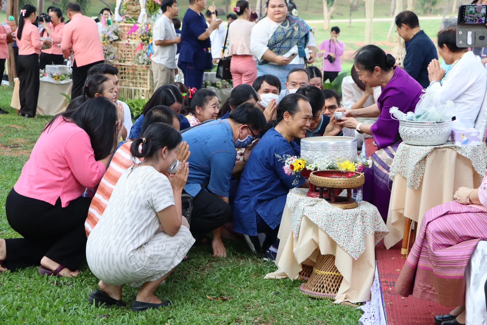 คณะรัฐศาสตร์และสังคมศาสตร์ นำเครื่องสักการะ พานข้าวตอก ดอกไม้ ธูปเทียน น้ำอบน้ำหอม สระเกล้าดำหัวอธิการบดีและผู้อาวุโส มหาวิทยาลัยพะเยา ประจำปี 2568