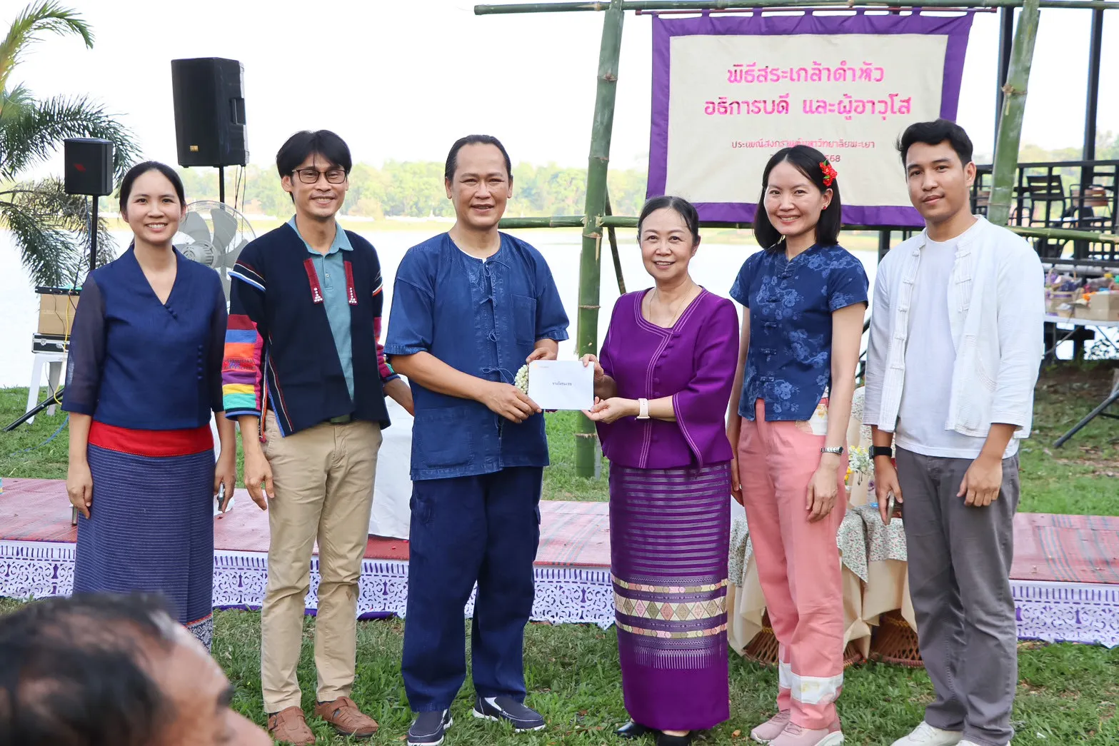 คณะรัฐศาสตร์และสังคมศาสตร์ นำเครื่องสักการะ พานข้าวตอก ดอกไม้ ธูปเทียน น้ำอบน้ำหอม สระเกล้าดำหัวอธิการบดีและผู้อาวุโส มหาวิทยาลัยพะเยา ประจำปี 2568