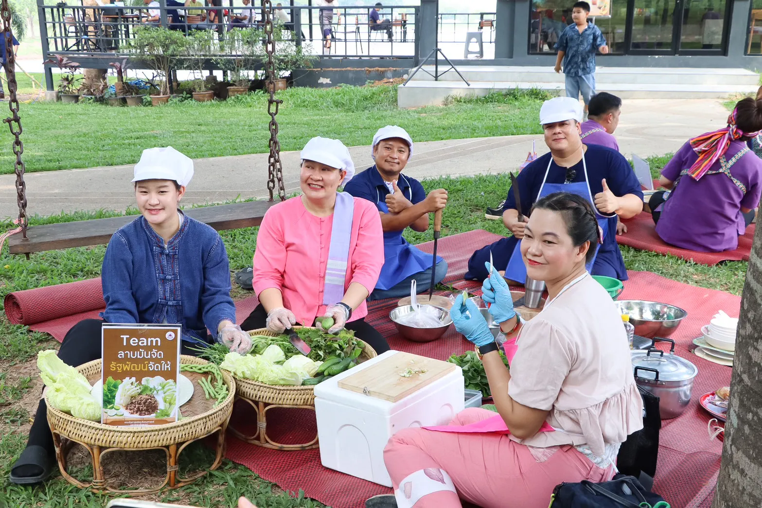 คณะรัฐศาสตร์และสังคมศาสตร์ นำเครื่องสักการะ พานข้าวตอก ดอกไม้ ธูปเทียน น้ำอบน้ำหอม สระเกล้าดำหัวอธิการบดีและผู้อาวุโส มหาวิทยาลัยพะเยา ประจำปี 2568