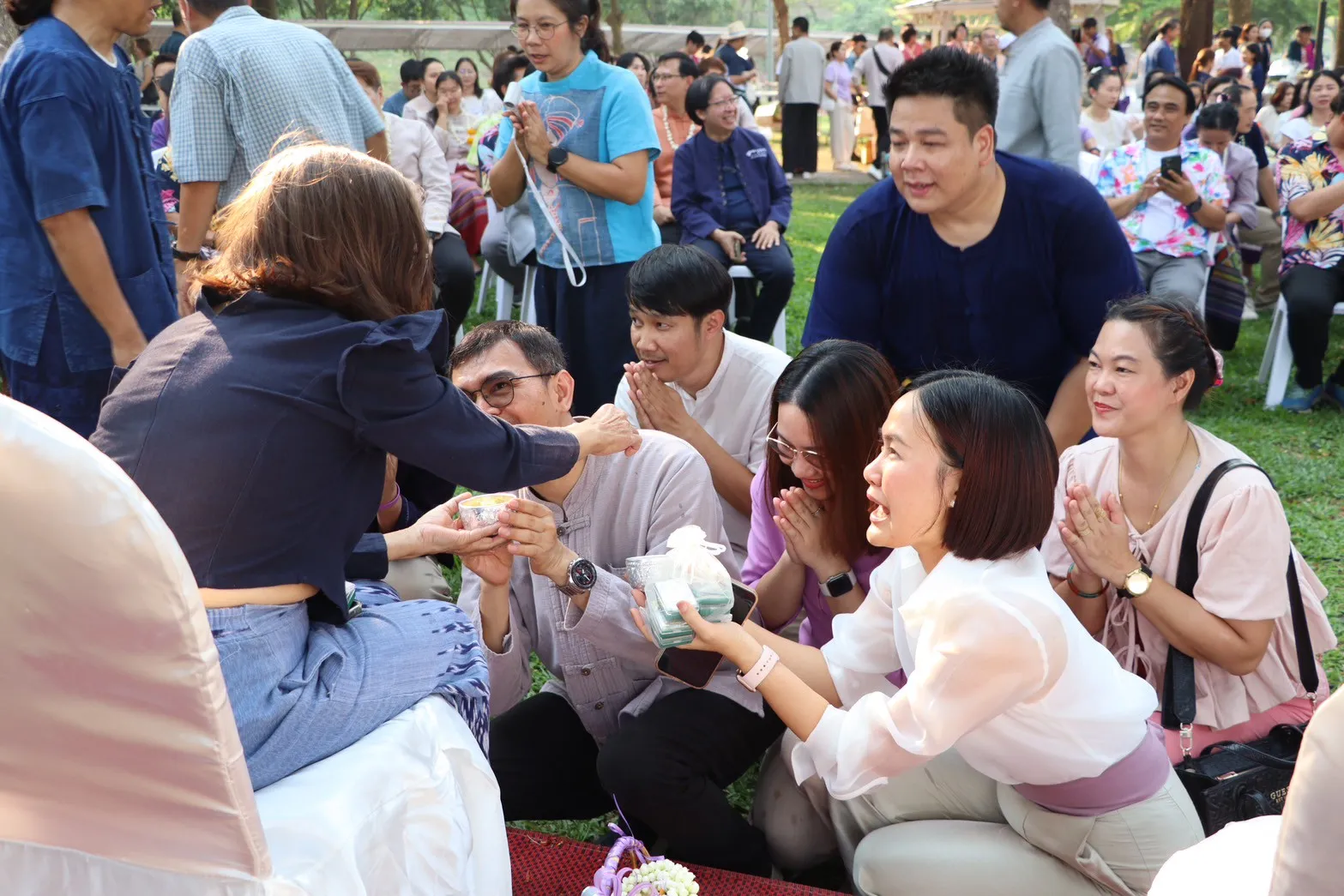 คณะรัฐศาสตร์และสังคมศาสตร์ นำเครื่องสักการะ พานข้าวตอก ดอกไม้ ธูปเทียน น้ำอบน้ำหอม สระเกล้าดำหัวอธิการบดีและผู้อาวุโส มหาวิทยาลัยพะเยา ประจำปี 2568