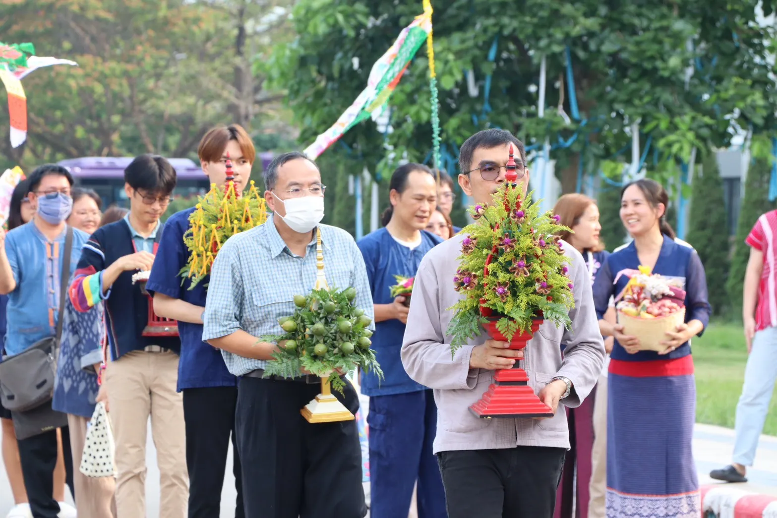 คณะรัฐศาสตร์และสังคมศาสตร์ นำเครื่องสักการะ พานข้าวตอก ดอกไม้ ธูปเทียน น้ำอบน้ำหอม สระเกล้าดำหัวอธิการบดีและผู้อาวุโส มหาวิทยาลัยพะเยา ประจำปี 2568