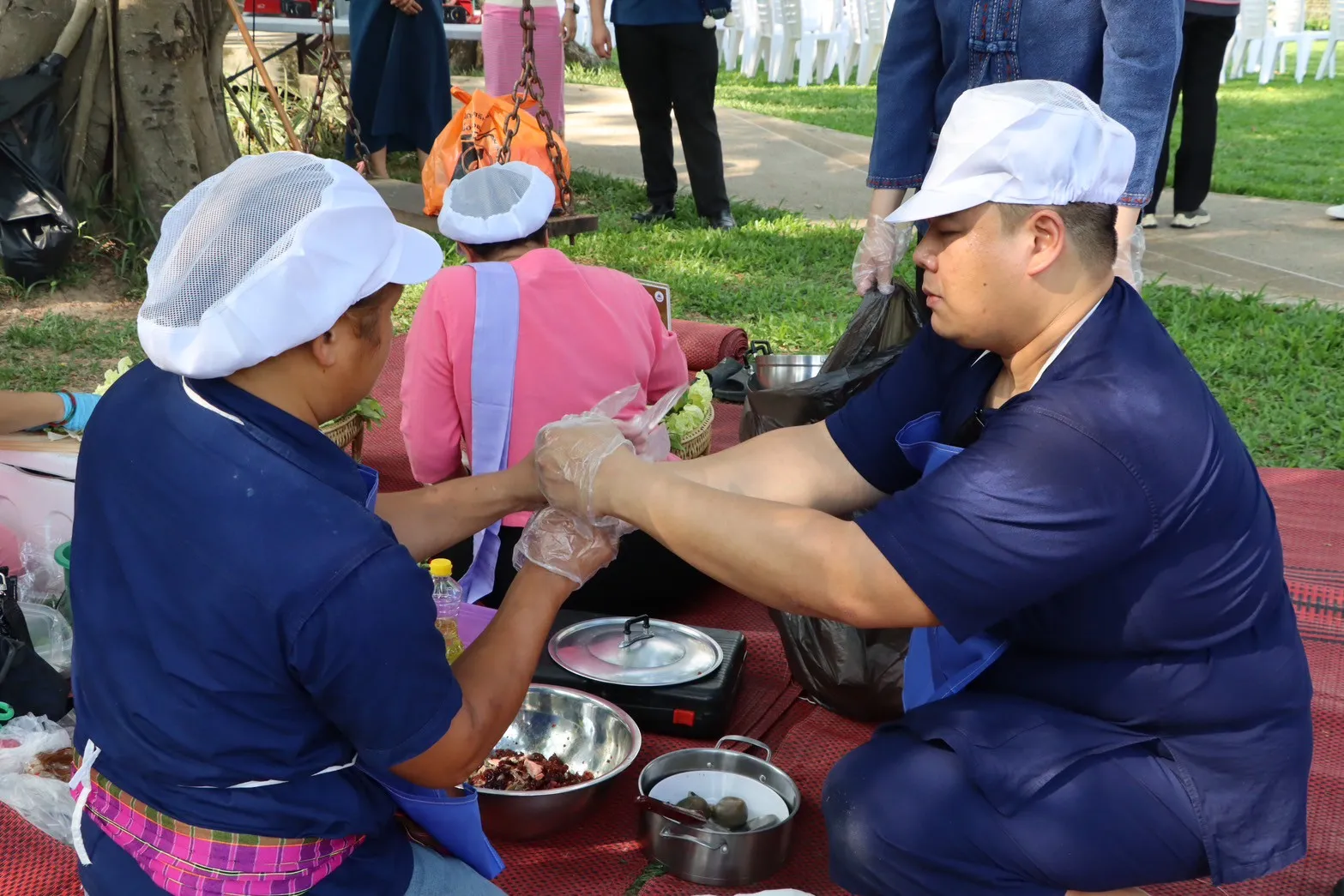 คณะรัฐศาสตร์และสังคมศาสตร์ นำเครื่องสักการะ พานข้าวตอก ดอกไม้ ธูปเทียน น้ำอบน้ำหอม สระเกล้าดำหัวอธิการบดีและผู้อาวุโส มหาวิทยาลัยพะเยา ประจำปี 2568
