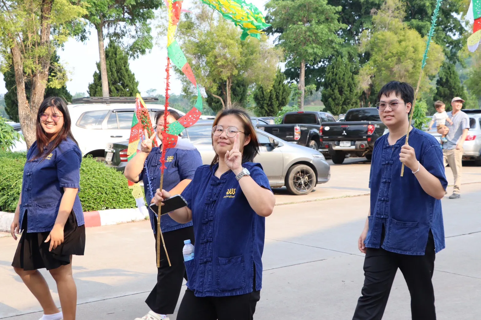 คณะรัฐศาสตร์และสังคมศาสตร์ นำเครื่องสักการะ พานข้าวตอก ดอกไม้ ธูปเทียน น้ำอบน้ำหอม สระเกล้าดำหัวอธิการบดีและผู้อาวุโส มหาวิทยาลัยพะเยา ประจำปี 2568