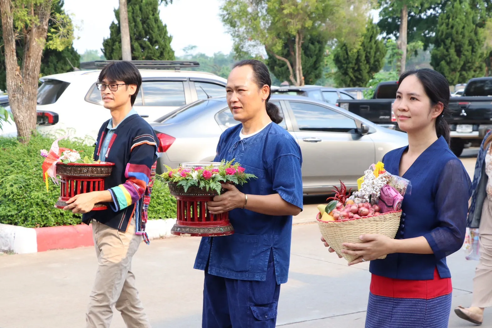 คณะรัฐศาสตร์และสังคมศาสตร์ นำเครื่องสักการะ พานข้าวตอก ดอกไม้ ธูปเทียน น้ำอบน้ำหอม สระเกล้าดำหัวอธิการบดีและผู้อาวุโส มหาวิทยาลัยพะเยา ประจำปี 2568