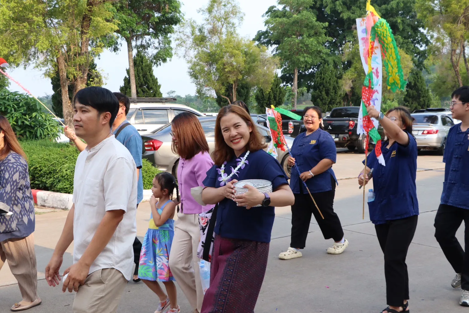 คณะรัฐศาสตร์และสังคมศาสตร์ นำเครื่องสักการะ พานข้าวตอก ดอกไม้ ธูปเทียน น้ำอบน้ำหอม สระเกล้าดำหัวอธิการบดีและผู้อาวุโส มหาวิทยาลัยพะเยา ประจำปี 2568