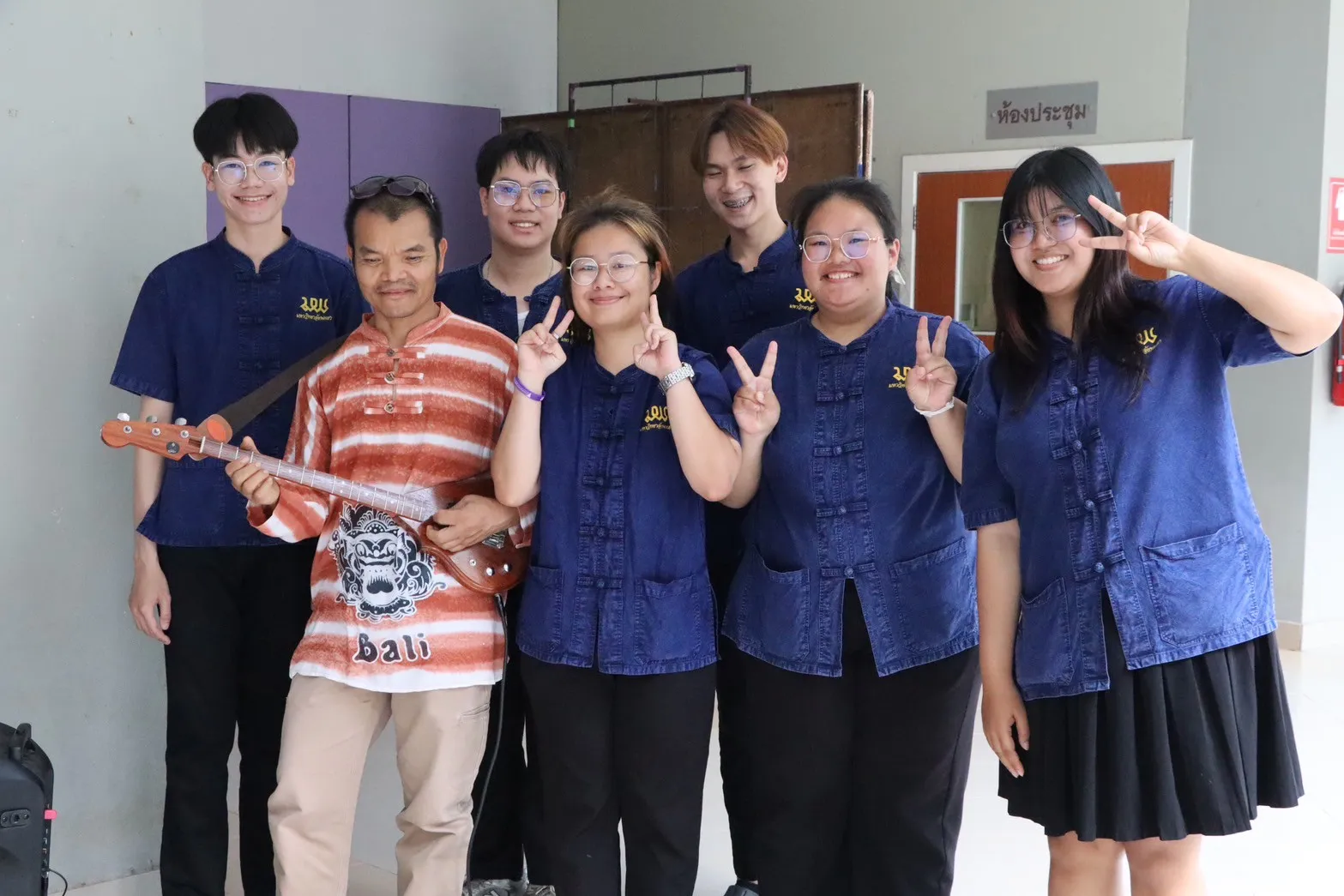 คณะรัฐศาสตร์และสังคมศาสตร์ นำเครื่องสักการะ พานข้าวตอก ดอกไม้ ธูปเทียน น้ำอบน้ำหอม สระเกล้าดำหัวอธิการบดีและผู้อาวุโส มหาวิทยาลัยพะเยา ประจำปี 2568