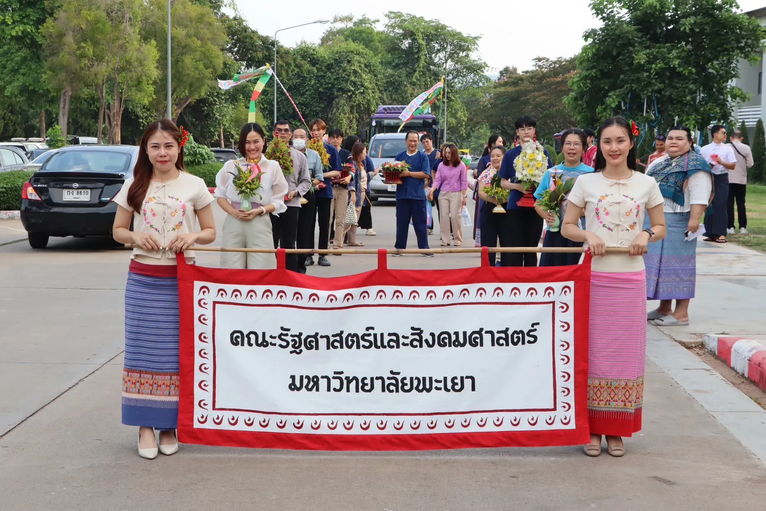 คณะรัฐศาสตร์และสังคมศาสตร์ นำเครื่องสักการะ พานข้าวตอก ดอกไม้ ธูปเทียน น้ำอบน้ำหอม สระเกล้าดำหัวอธิการบดีและผู้อาวุโส มหาวิทยาลัยพะเยา ประจำปี 2568