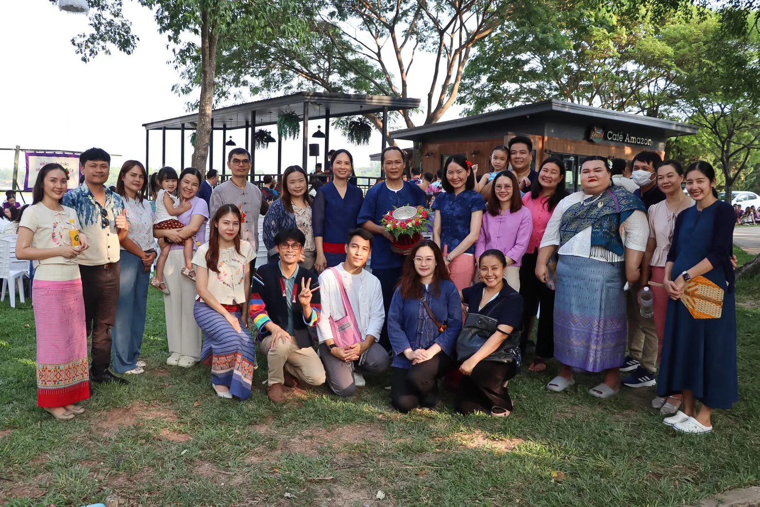 คณะรัฐศาสตร์และสังคมศาสตร์ นำเครื่องสักการะ พานข้าวตอก ดอกไม้ ธูปเทียน น้ำอบน้ำหอม สระเกล้าดำหัวอธิการบดีและผู้อาวุโส มหาวิทยาลัยพะเยา ประจำปี 2568