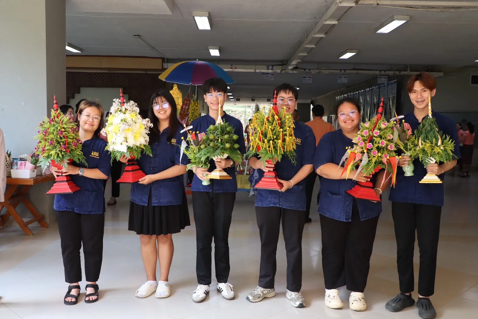 คณะรัฐศาสตร์และสังคมศาสตร์ นำเครื่องสักการะ พานข้าวตอก ดอกไม้ ธูปเทียน น้ำอบน้ำหอม สระเกล้าดำหัวอธิการบดีและผู้อาวุโส มหาวิทยาลัยพะเยา ประจำปี 2568