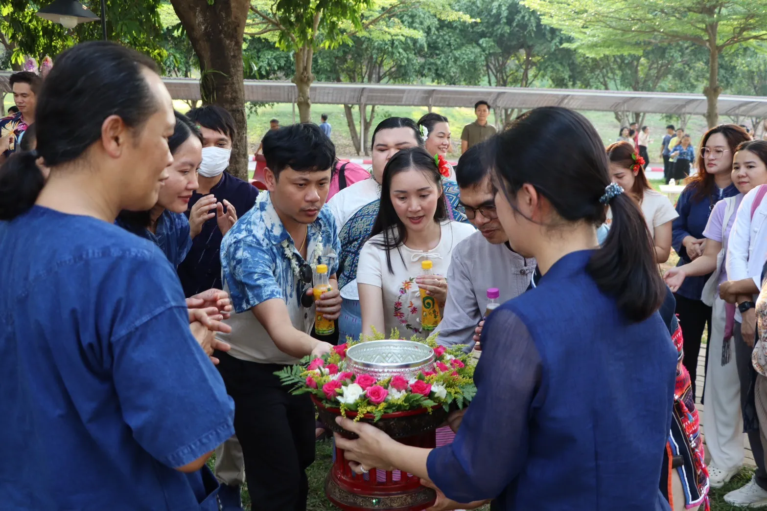 คณะรัฐศาสตร์และสังคมศาสตร์ นำเครื่องสักการะ พานข้าวตอก ดอกไม้ ธูปเทียน น้ำอบน้ำหอม สระเกล้าดำหัวอธิการบดีและผู้อาวุโส มหาวิทยาลัยพะเยา ประจำปี 2568