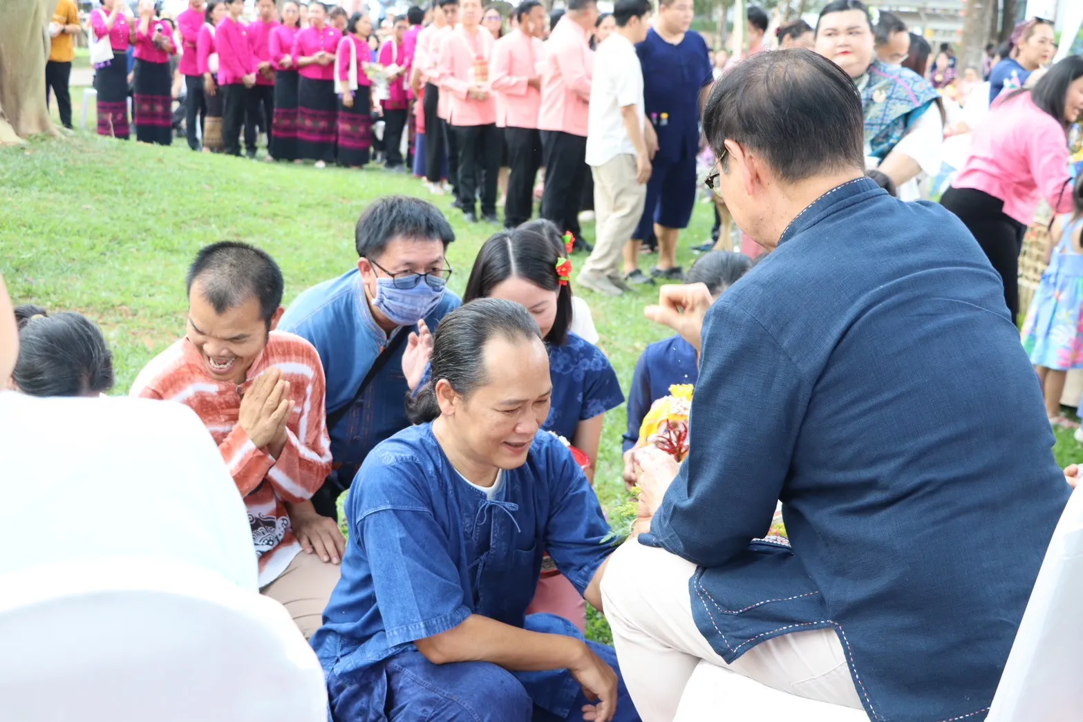 คณะรัฐศาสตร์และสังคมศาสตร์ นำเครื่องสักการะ พานข้าวตอก ดอกไม้ ธูปเทียน น้ำอบน้ำหอม สระเกล้าดำหัวอธิการบดีและผู้อาวุโส มหาวิทยาลัยพะเยา ประจำปี 2568