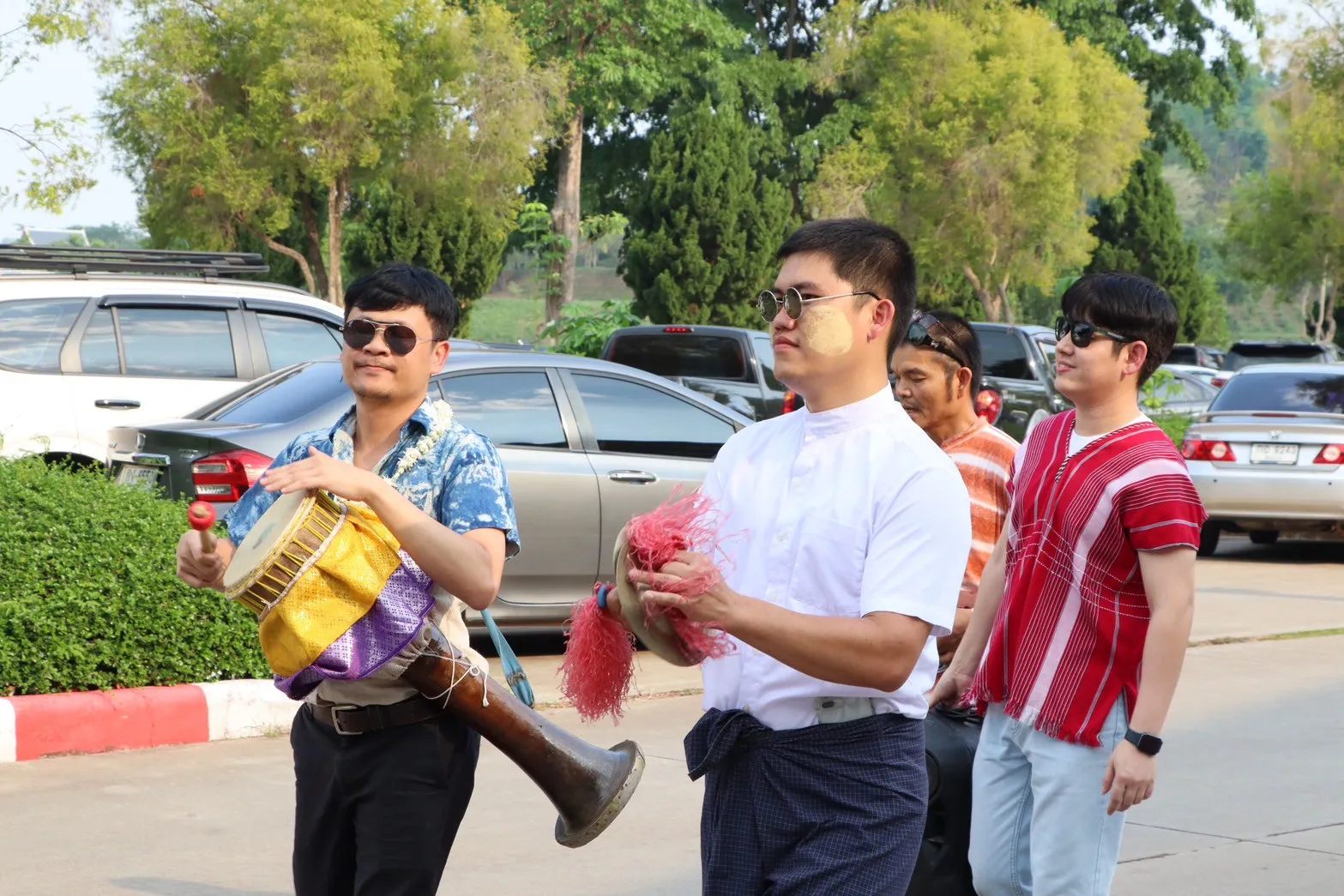 คณะรัฐศาสตร์และสังคมศาสตร์ นำเครื่องสักการะ พานข้าวตอก ดอกไม้ ธูปเทียน น้ำอบน้ำหอม สระเกล้าดำหัวอธิการบดีและผู้อาวุโส มหาวิทยาลัยพะเยา ประจำปี 2568