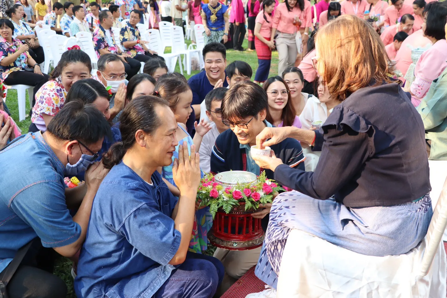 คณะรัฐศาสตร์และสังคมศาสตร์ นำเครื่องสักการะ พานข้าวตอก ดอกไม้ ธูปเทียน น้ำอบน้ำหอม สระเกล้าดำหัวอธิการบดีและผู้อาวุโส มหาวิทยาลัยพะเยา ประจำปี 2568