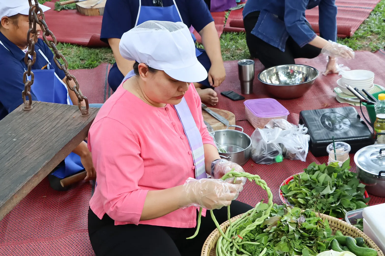 คณะรัฐศาสตร์และสังคมศาสตร์ นำเครื่องสักการะ พานข้าวตอก ดอกไม้ ธูปเทียน น้ำอบน้ำหอม สระเกล้าดำหัวอธิการบดีและผู้อาวุโส มหาวิทยาลัยพะเยา ประจำปี 2568