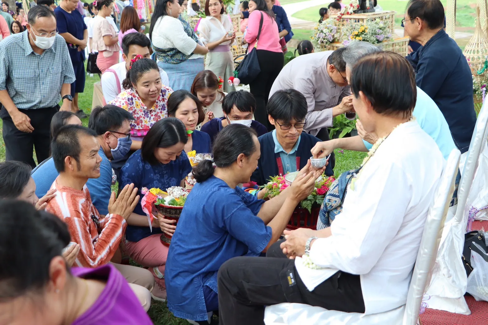 คณะรัฐศาสตร์และสังคมศาสตร์ นำเครื่องสักการะ พานข้าวตอก ดอกไม้ ธูปเทียน น้ำอบน้ำหอม สระเกล้าดำหัวอธิการบดีและผู้อาวุโส มหาวิทยาลัยพะเยา ประจำปี 2568
