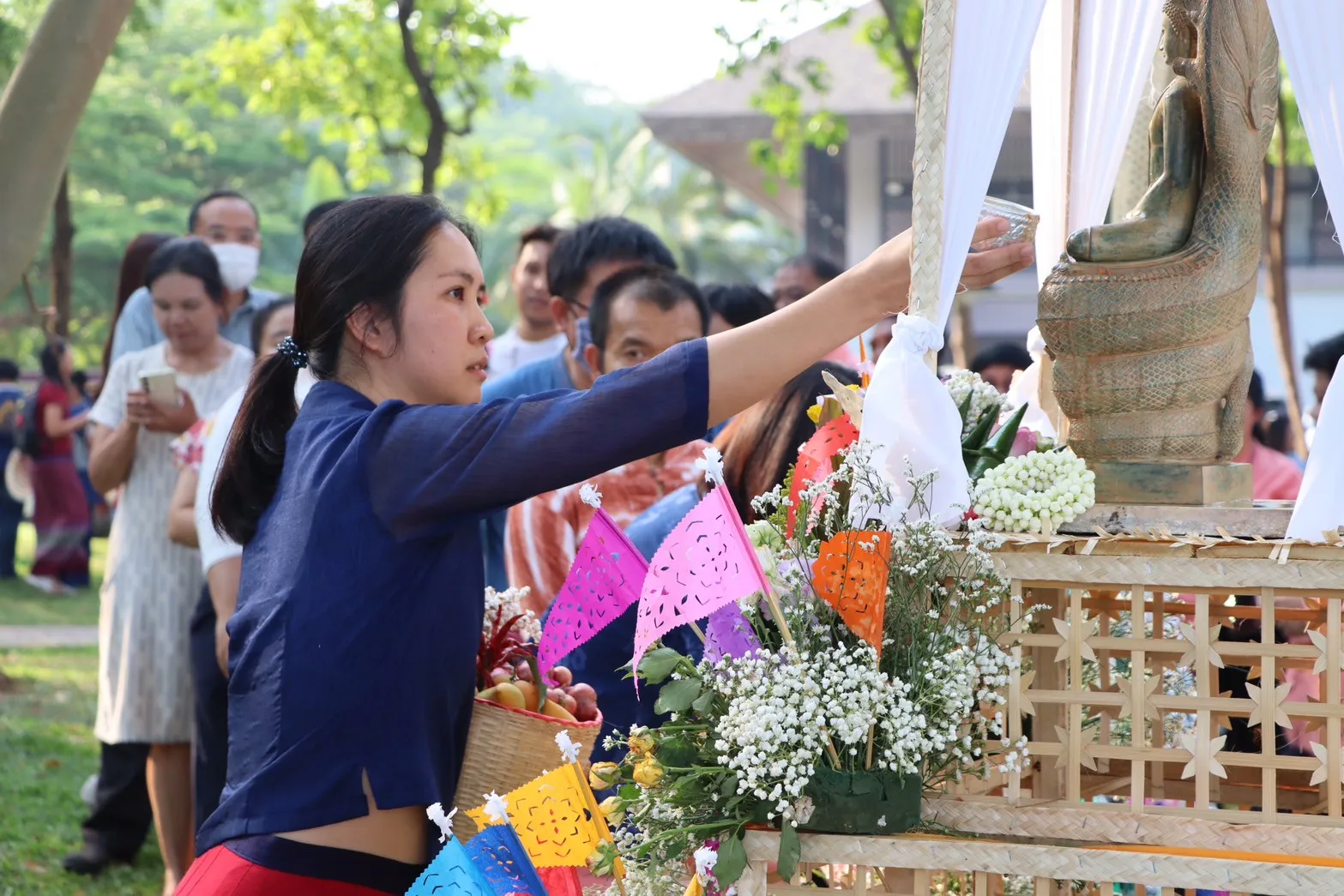 คณะรัฐศาสตร์และสังคมศาสตร์ นำเครื่องสักการะ พานข้าวตอก ดอกไม้ ธูปเทียน น้ำอบน้ำหอม สระเกล้าดำหัวอธิการบดีและผู้อาวุโส มหาวิทยาลัยพะเยา ประจำปี 2568