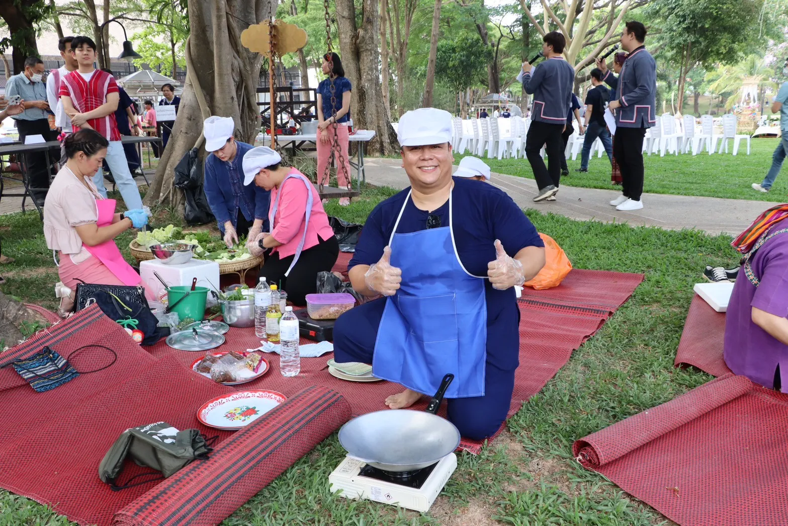 คณะรัฐศาสตร์และสังคมศาสตร์ นำเครื่องสักการะ พานข้าวตอก ดอกไม้ ธูปเทียน น้ำอบน้ำหอม สระเกล้าดำหัวอธิการบดีและผู้อาวุโส มหาวิทยาลัยพะเยา ประจำปี 2568