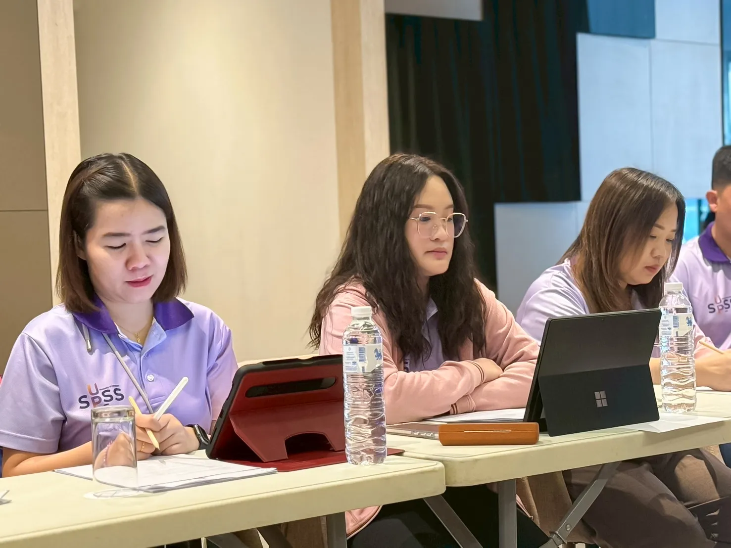 คณะรัฐศาสตร์แลคณะรัฐศาสตร์และสังคมศาสตร์ จัดอบรมและศึกษาดูงาน เสริมศักยภาพบุคลากรสายสนับสนุนสู่ความเป็นมืออาชีพ